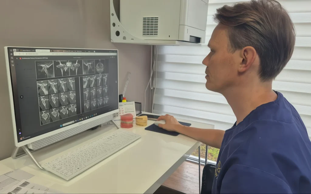 Ортодонт проводит компьютерную диагностику и планирование лечения