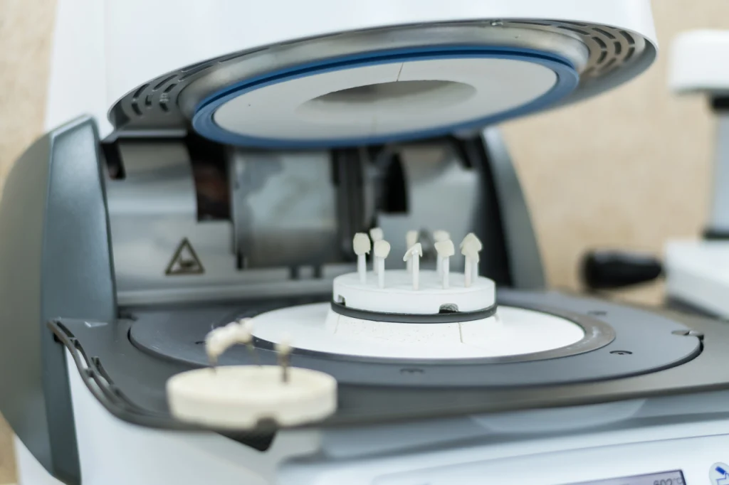 Фото финального технологического этапа — обжиг керамики (синтеризация циркония или обжиг керамических слоёв) в печи